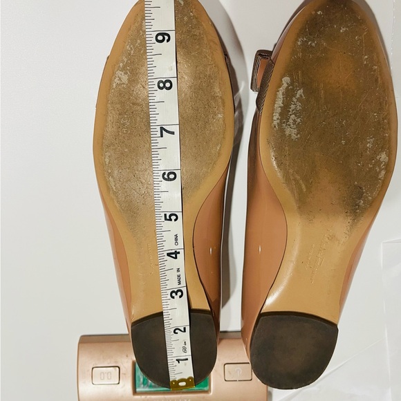 Salvatore Ferragamo Varina Patent Leather Flats 8 Nude Beige Gold Bow Preppy - Picture 11 of 16